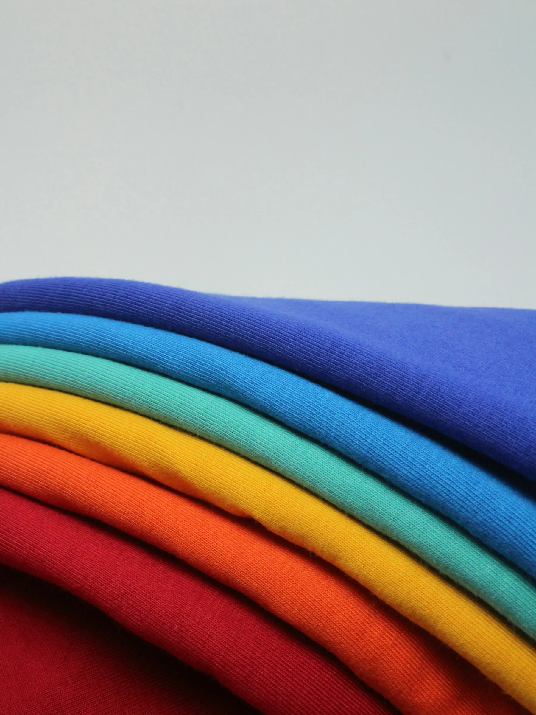 Pilha de camisetas dobradas em várias cores